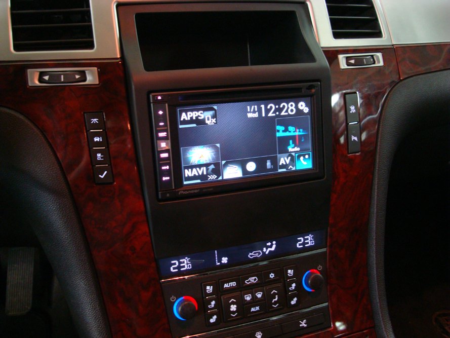 Установка головного устройства в Cadillac Escalade