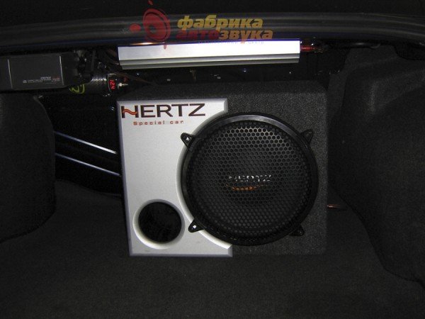 Установка сабвуфера Hertz ES 300 Audi A4