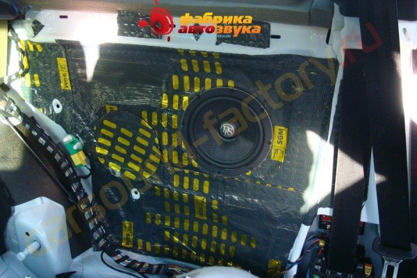 установка тыловой акустики DLS R6.2 bass Audi A5