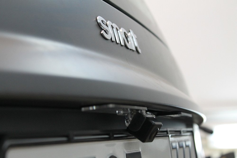 Установка штатной камеры заднего хода в Mercedes Smart