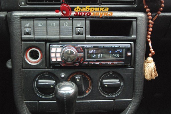 Установка автомагнитолы Alpine Alpine CDE-9880R Audi 100