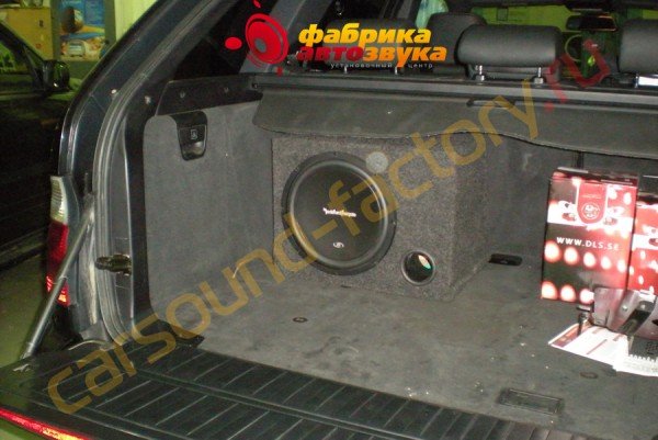 установка сабвуфера Rockford Fosgate R1 BMW X5