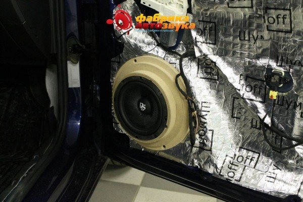 динамики в передние двери DLS Audi A3