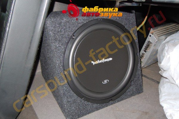 установка сабвуфера Rockford Fosgate R1 BMW 5 series