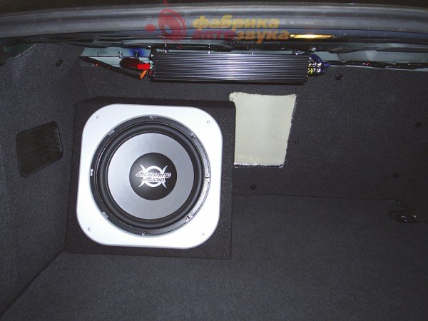 Установка сабвуфера Lightning Audio P12.4 Audi A6