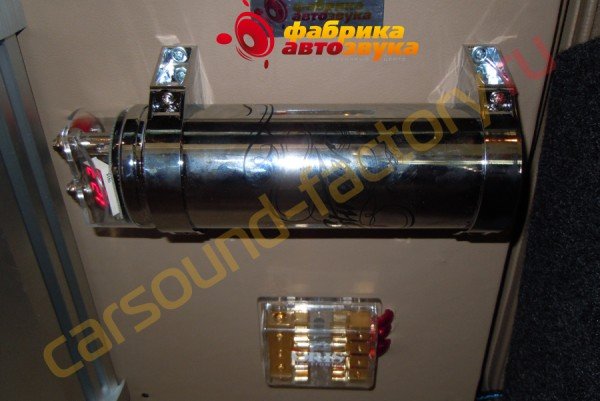 Установка конденсатора Stinger SPC121 BMW X5