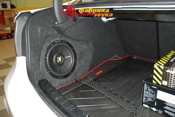 установка сабвуфера в крыло (стеллс) Kicker BMW 5 series F10