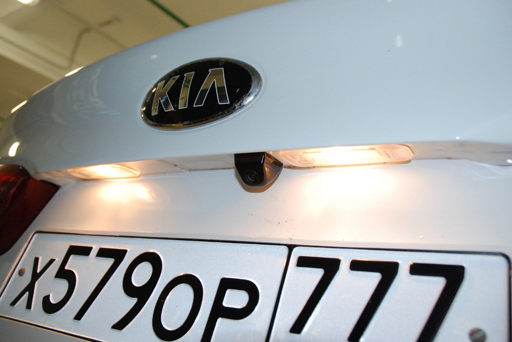 Установка универсальной камеры в Kia