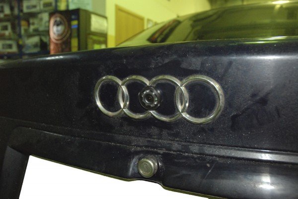 Установка камеры заднего вида Prology Audi A4
