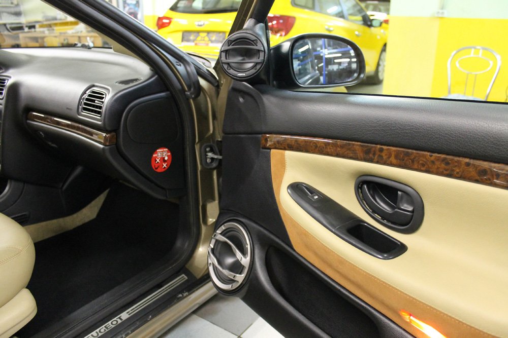 Установка динамиков в Peugeot 406 через подиумы