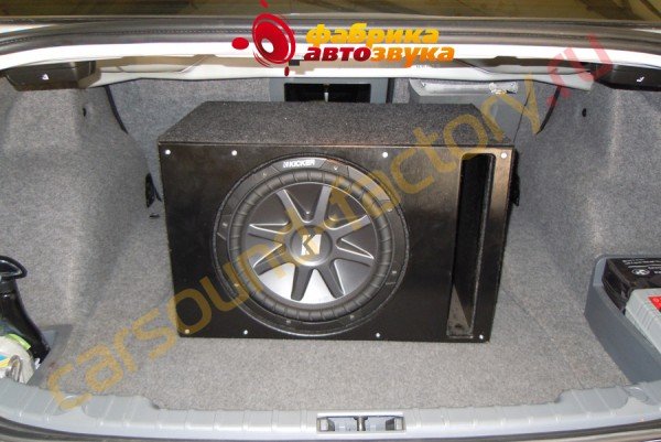 Установка сабвуфера Kicker S12C BMW 1 series