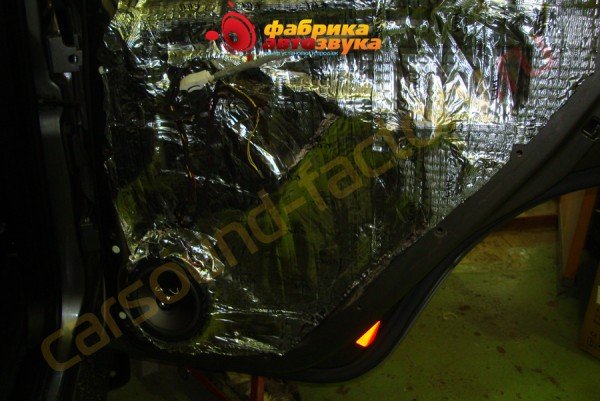 шумоизоляция задних дверей в 2 слоя SGM BMW X5