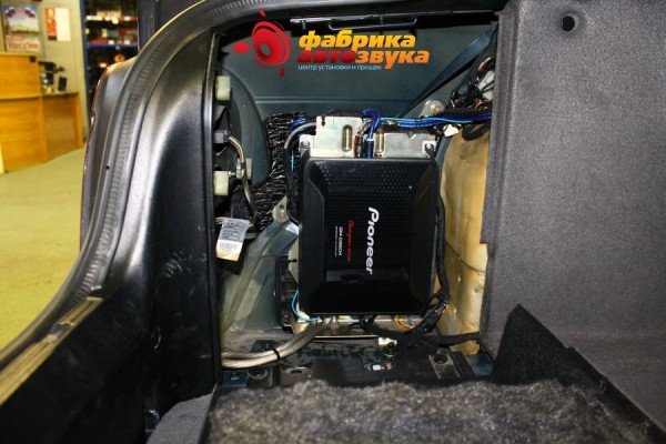 установка усилителя Pioneer GM-D8604 Pioneer GM-D8604 BMW 5 series