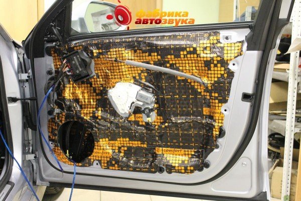 качественная шумоизоляция двери авто - Audi A6 2015