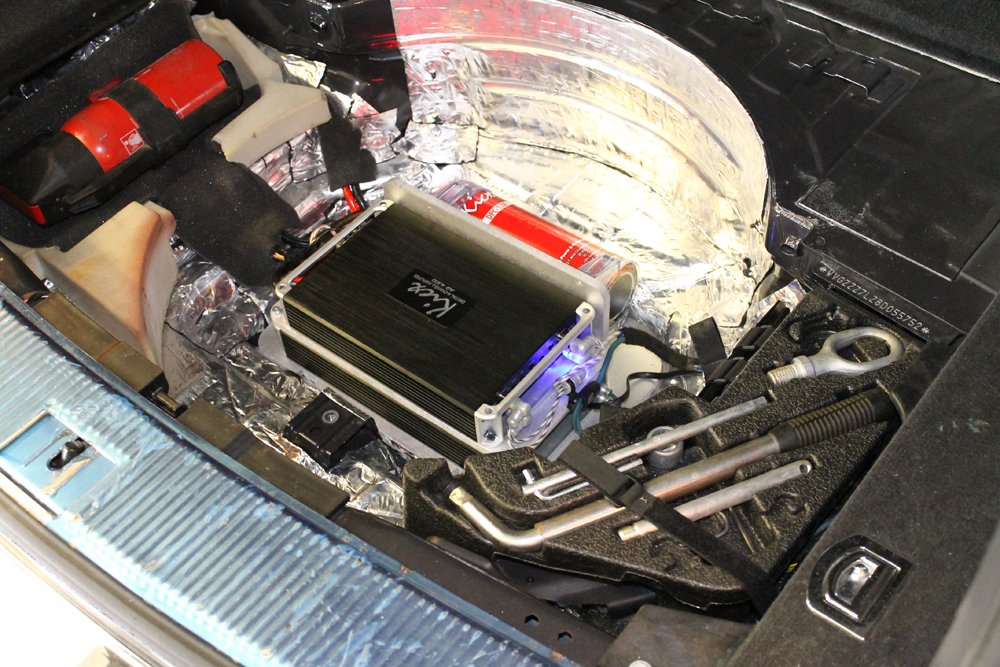 Установка усилителей в Volkswagen Touareg