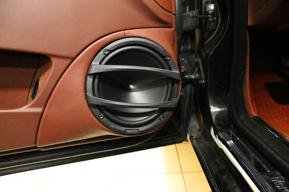 Установка акустики через подиум в Mercedes CLS