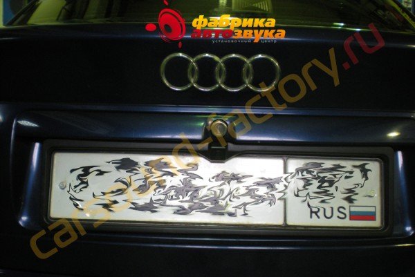 установка камеры заднего вида в рамке номера рамка Audi A4