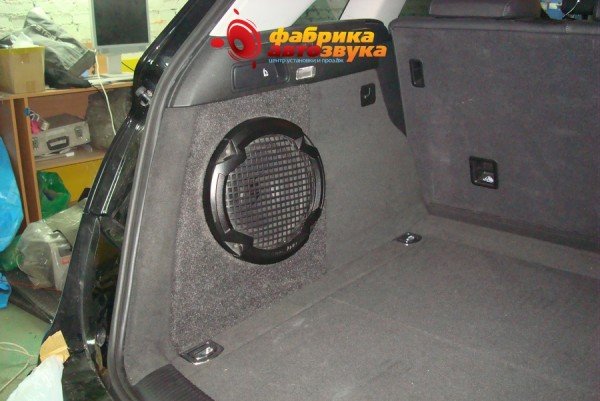сабвуфер в нишу багажника Lightning Audio Audi Q5 
