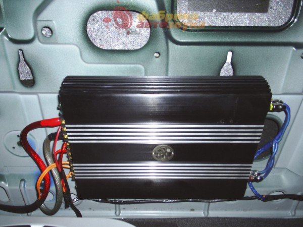 Установка усилителя DLS DLS MA41 Audi A6