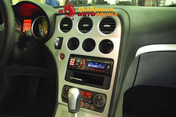 Установка магнитолы Alpine Alpine CDA-105Ri Alfa Romeo Brera