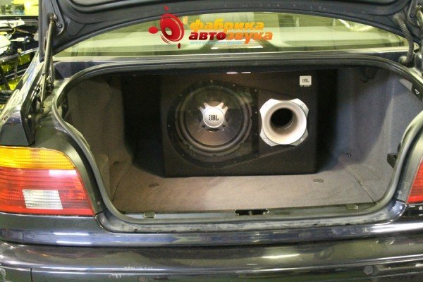 установка сабвуфера JBL BMW 5 series