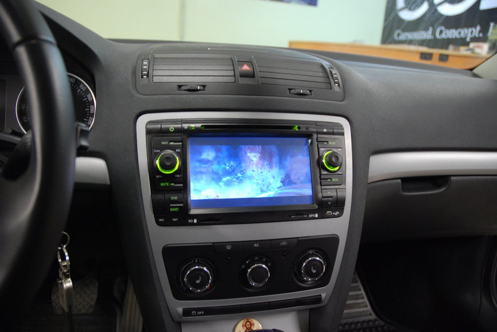 Установка головного устройства в Skoda Octavia