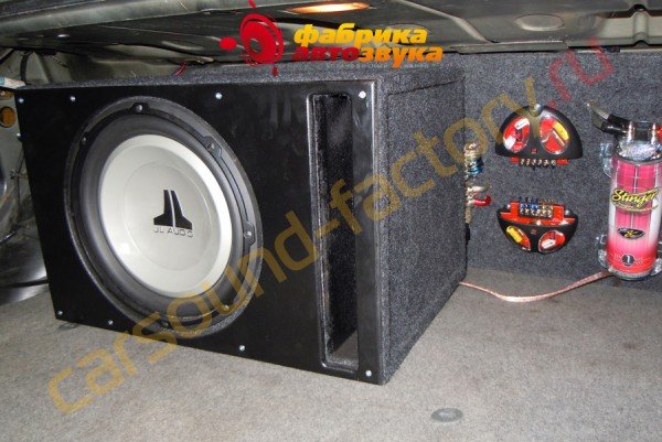Установка сабвуфера JL Audio BMW 5 series