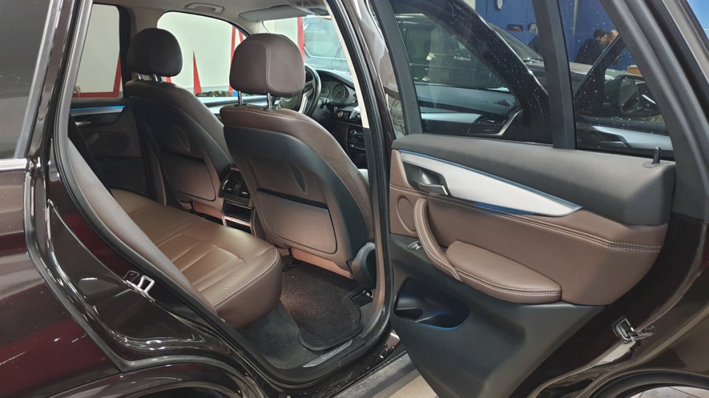 Собранный салон автомобиля BMW X5 III F15 Собранный салон автомобиля BMW X5 III F15
