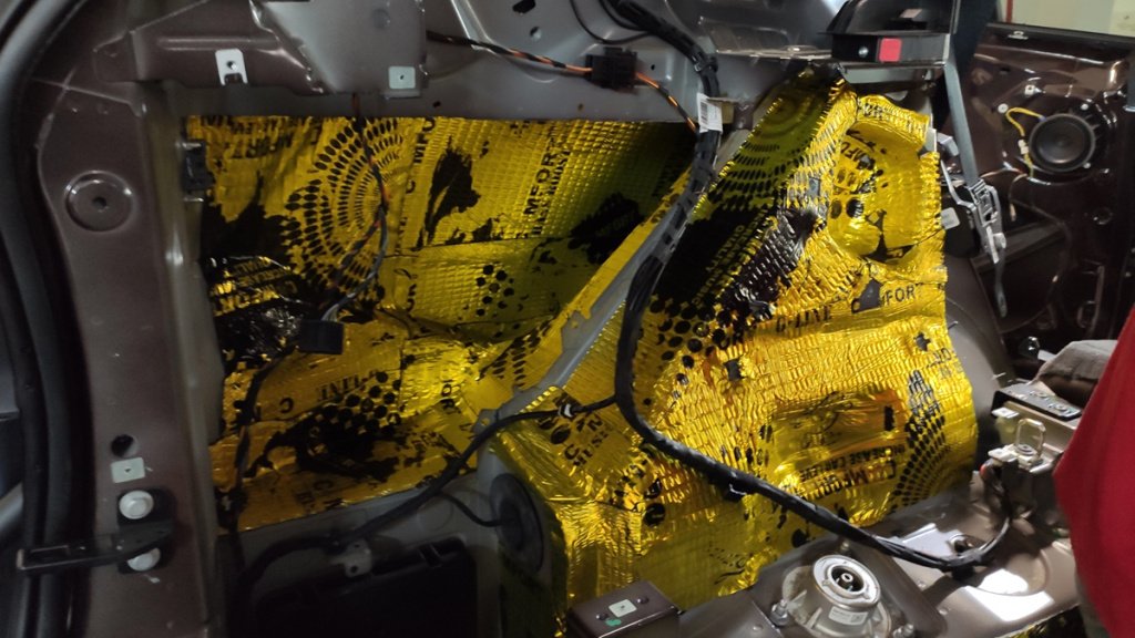 Шумоизоляция задних арок автомобиля BMW X5 III F15 первым слоем