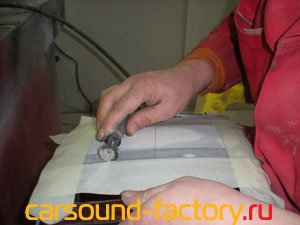 Аккуратно вырезается по разметке отверстие