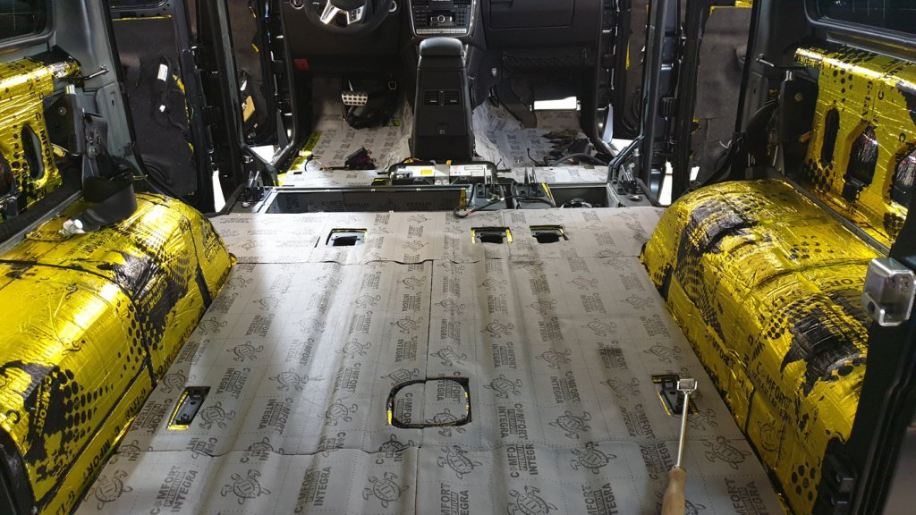 Шумоизоляция пола вторым слоем Mercedes G-класс W463