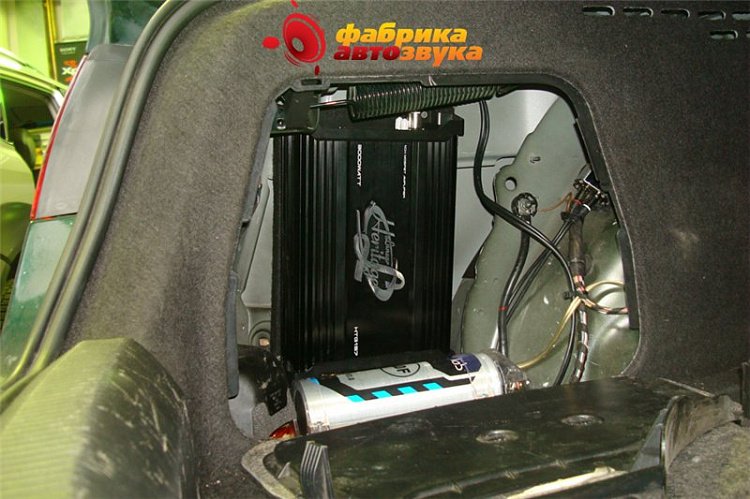 Усилитель и сабвуфер Lanzar HTG167, Stinger SGN13 Audi A4